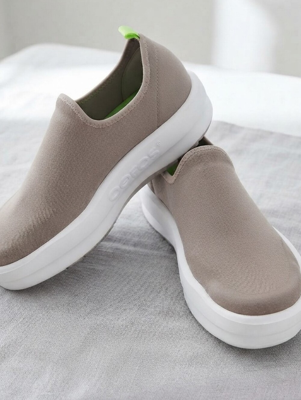 OOFOS OOmega eeZee Low Recovery Shoes Taupe Platform Sneaker Slip On Lime Tab